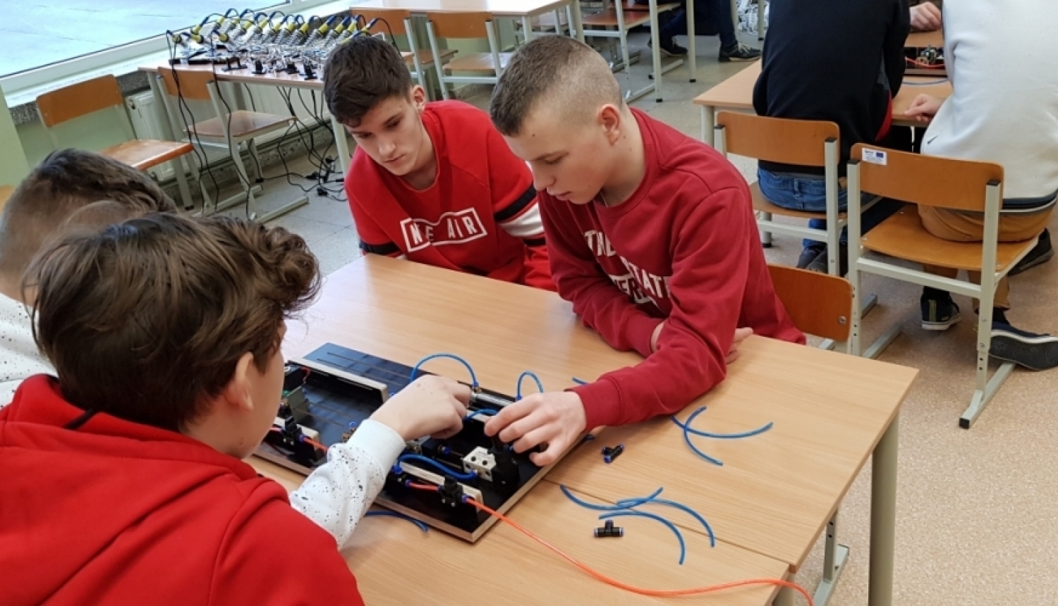 Jelgavas novada skolu audzēkņi apgūst prasmes elektronikas un mehatronikas jomā