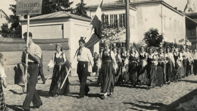 Izstāde “Liecību apkopojums par Dziesmu svētkiem novadā”.
