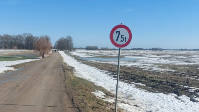 Foto ar ceļa zīmi