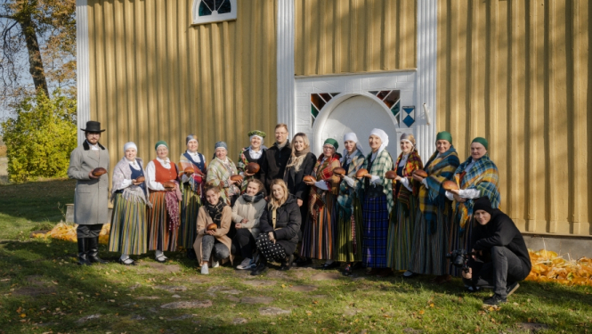 Līvbērzes ļaudis un baznīca palīdz izstāstīt “Triānas parka” jaunākās dziesmas stāstu