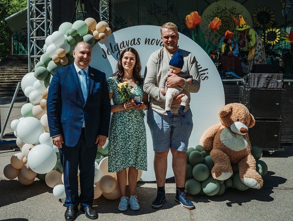 Sveic jaundzimušo novadnieku ģimenes