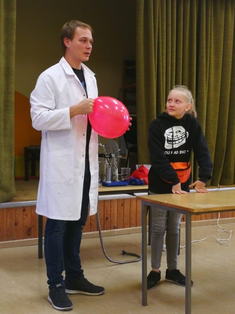 Izglītojamo individuālo kompetenču attīstības projektā Jelgavas novada skolās norisinājās pasākums “Zinātniskais teātris”