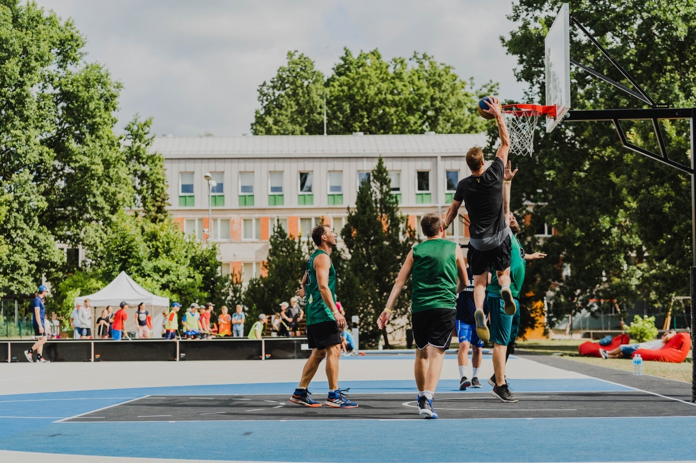 Pastaiga pa Ozolnieku ezera laivu parku