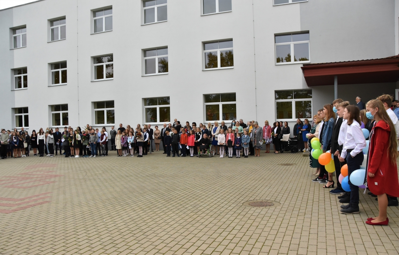 Jelgavas novada izglītības iestādēs, kas kopumā jaunizveidotajā novadā ir 29, šodien skolēni atzīmēja 1. septembri.   Lai visiem izdevies, veselīgs un veiksmes piepildīts mācību gads!