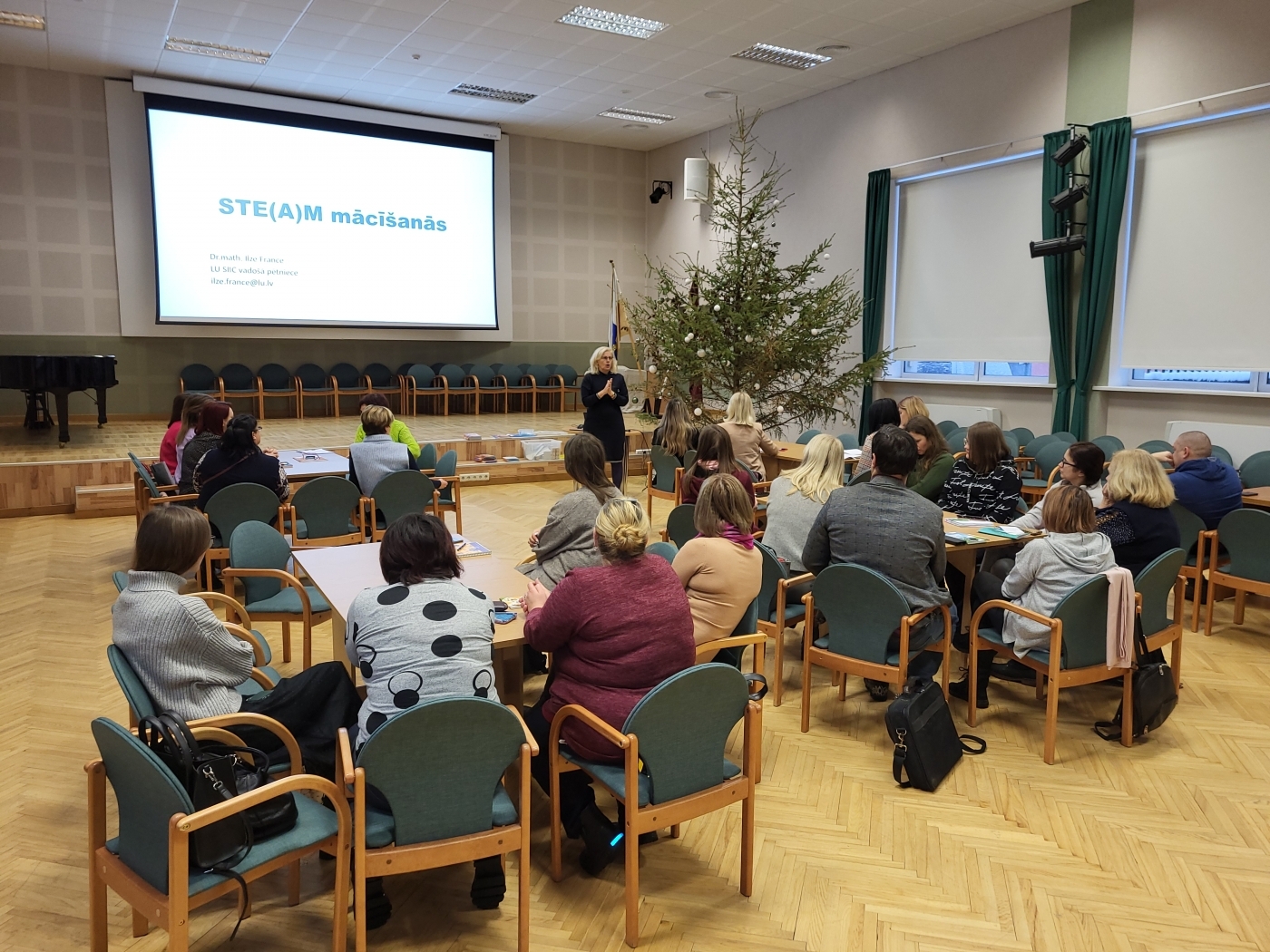 Jelgavas novada pašvaldības skolu pedagogi kopā ar kolēģiem no Jelgavas Valsts ģimnāzijas apgūst zināšanas par STEAM