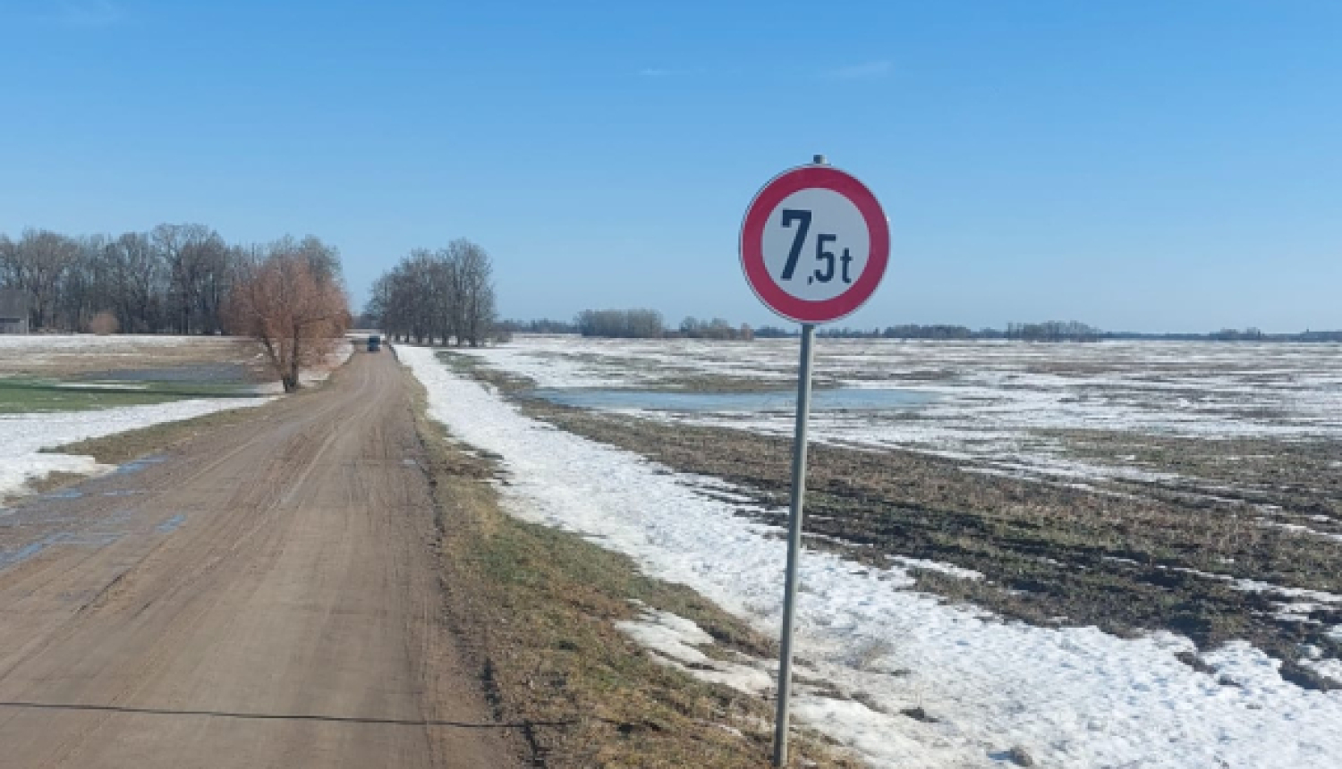 Foto ar ceļa zīmi