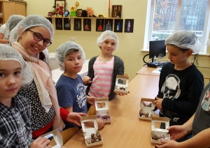 Dabas gardumu meistarklasē skolēni iepazīst dārzeņu, augļu un ogu pārstrādes nozari
