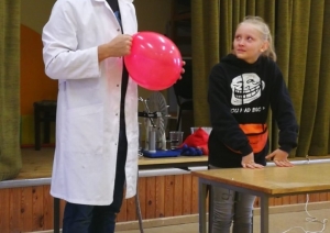 Izglītojamo individuālo kompetenču attīstības projektā Jelgavas novada skolās norisinājās pasākums “Zinātniskais teātris”