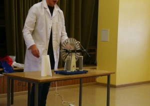 Izglītojamo individuālo kompetenču attīstības projektā Jelgavas novada skolās norisinājās pasākums “Zinātniskais teātris”