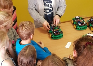 Izglītojamo individuālo kompetenču attīstības projektā Jelgavas novada skolās norisinājās pasākums “Uzbūvē savu robotu”
