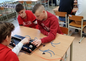 Jelgavas novada skolu audzēkņi apgūst prasmes elektronikas un mehatronikas jomā