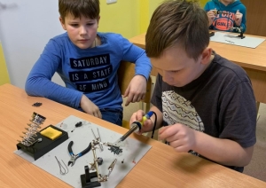 Jelgavas novada skolu audzēkņi apgūst prasmes elektronikas un mehatronikas jomā