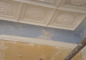 Lielplatones muižas pilī rit centrālās kāpņu telpas griestu un sienu apdares restaurācijas darbi