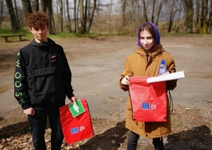 Zemes dienā jaunatnes darbinieki un jaunieši stāda kokus