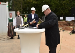 Topošajai Elejas izstāžu jaunbūvei iemūrēta kapsula ar vēstījumu nākamajām paaudzēm