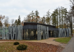 Svinīgi atklāj Elejas parka izstāžu zāli