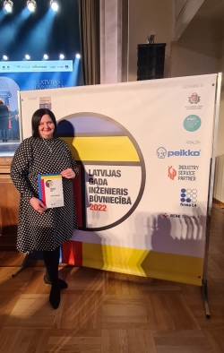 Jelgavas novada pašvaldības Projektu nodaļas infrastruktūras projektu vadītāja Anita Skubiļina ar atzinības rakstu