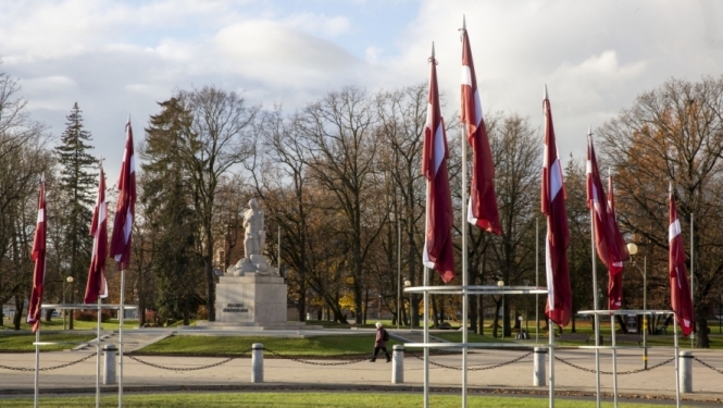 Piemineklis un karogi