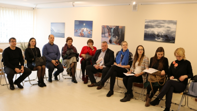 Koknesē notikusi projekta "Aizraujošs ceļojums muižu parkos četros gadalaikos" vadības un darba grupas sanāksme