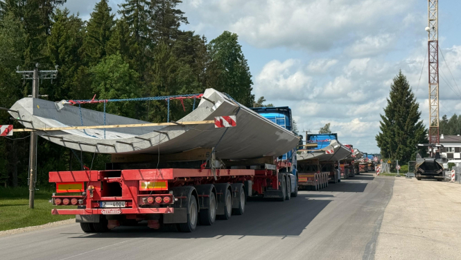 Sākta vēja turbīnu torņu dzelzsbetona daļu transportēšana uz Kaigu purvu