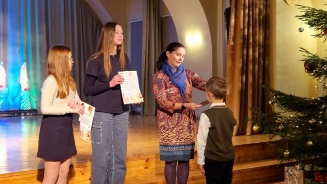Centīgākie Kalnciema vidusskolas skolēni saņem skolas un Valgundes pagasta uzņēmēju balvas