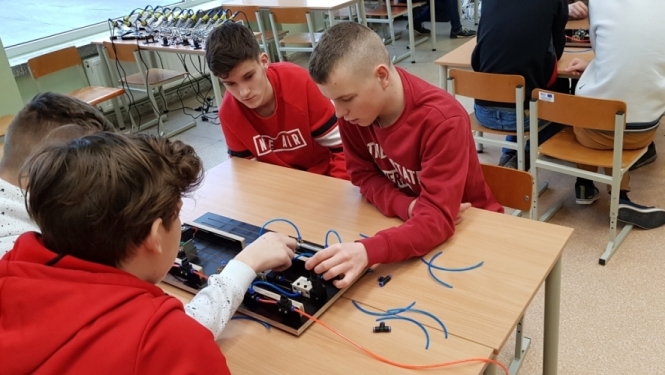 Jelgavas novada skolu audzēkņi apgūst prasmes elektronikas un mehatronikas jomā