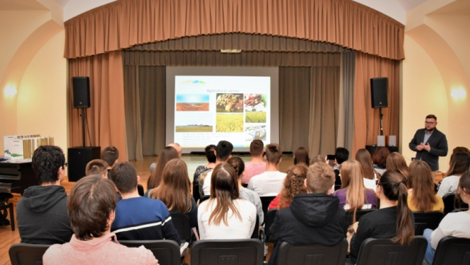 Kalnciema vidusskolā viesojas skolēni un pedagogi no 4 valstīm