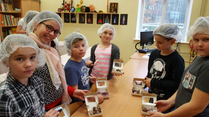 Dabas gardumu meistarklasē skolēni iepazīst dārzeņu, augļu un ogu pārstrādes nozari