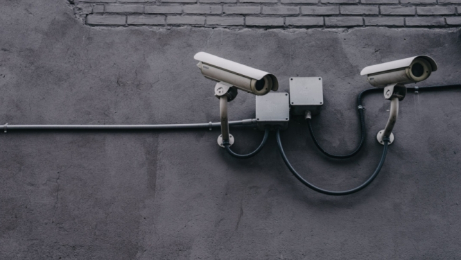 Novērošanas kameras pie sienas