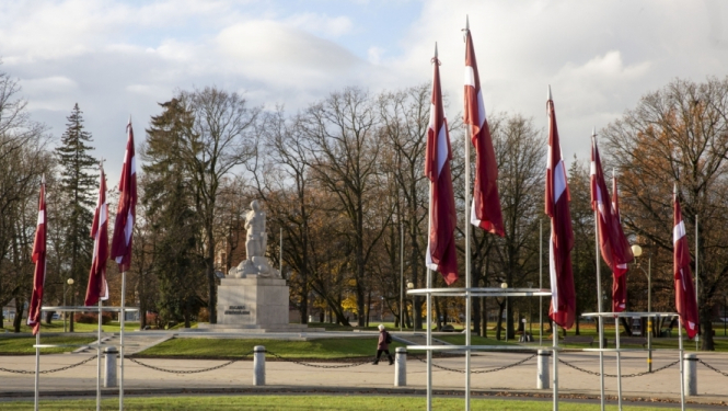 Piemineklis un karogi