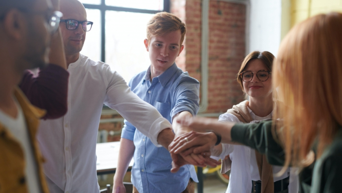 Cilvēki salikuši rokas kopā