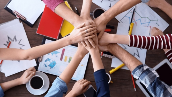 Savienotas cilvēku rokas