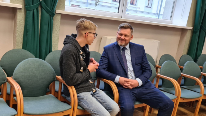 Novada jauniešu tikšanās ar deputātiem pasākumā “Kafija ar politiķiem”