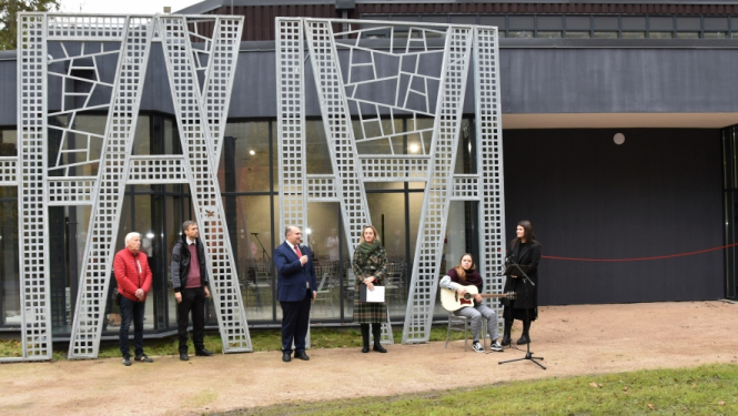 Svinīgi atklāj Elejas parka izstāžu zāli