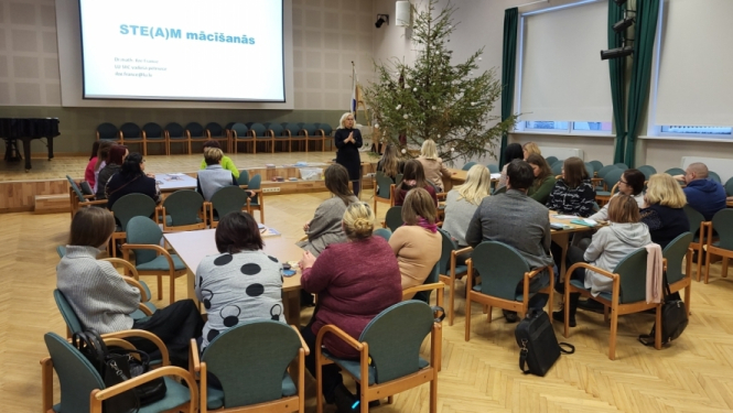 Jelgavas novada pašvaldības skolu pedagogi kopā ar kolēģiem no Jelgavas Valsts ģimnāzijas apgūst zināšanas par STEAM