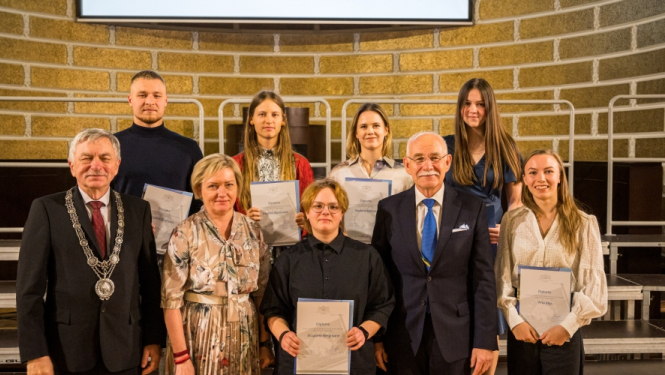 Sumina jaunos stipendiātus