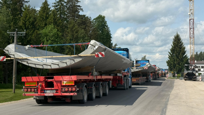 Sākta vēja turbīnu torņu dzelzsbetona daļu transportēšana uz Kaigu purvu