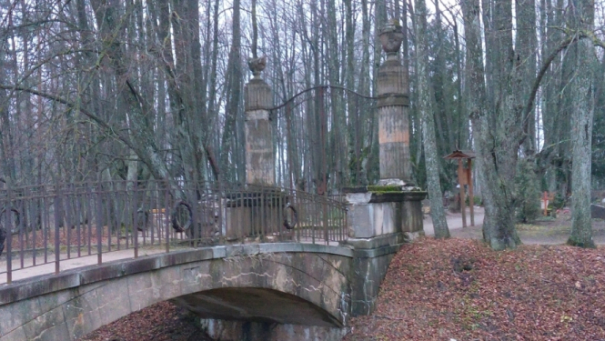 Izstrādās būvprojektu Elejas parka kapsētas vārtu un ieejas tiltiņa restaurācijai