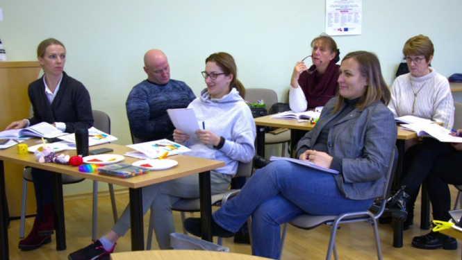 Apmācības par ģimeniskai videi pietuvināta pakalpojuma sniegšanu bērniem