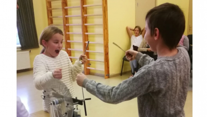 Izglītojamo individuālo kompetenču attīstības projektā Jelgavas novada skolās norisinājās pasākums “Zinātniskais teātris”