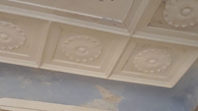 Lielplatones muižas pilī noslēgušies centrālās kāpņu telpas griestu un sienu apdares restaurācijas darbi