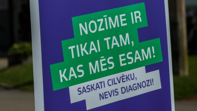 Kampaņa "Cilvēks, nevis diagnoze" Zemgalē sākas ar kopīgu sadziedāšanos Kalnciemā