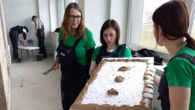 Zaļenieku komerciālās un amatniecības vidusskolas audzēkņi apgūst apmācības moduli Apdares darbos Paņevežā