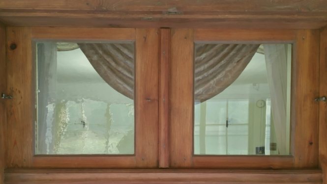 Noslēgusies divviru koka iekšdurvju un durvju virsgaismas loga restaurācija Vilces muižā