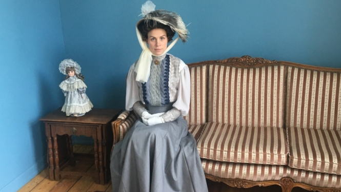 Elejas muižas parka un Tējas namiņa gidei jauns jūgendstila laika tērps