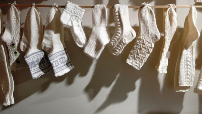 Līvbērzes kultūras namā apskatāma izstāde "Rakstainās zeķes"