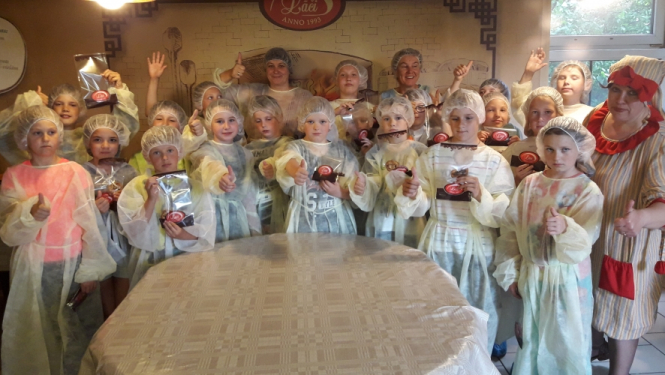 Kalnciema vidusskolas skolēni karjeras pasākumā apmeklē maizes ceptuvi "Lāči"