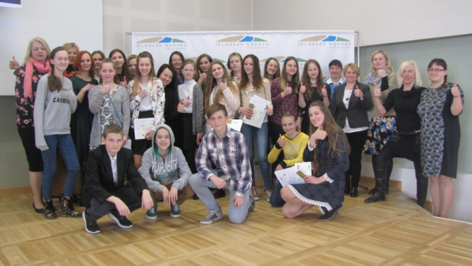 Karjeras attīstības pasākumā skolēni vērtē savu un citu skolēnu zinātniskos darbus