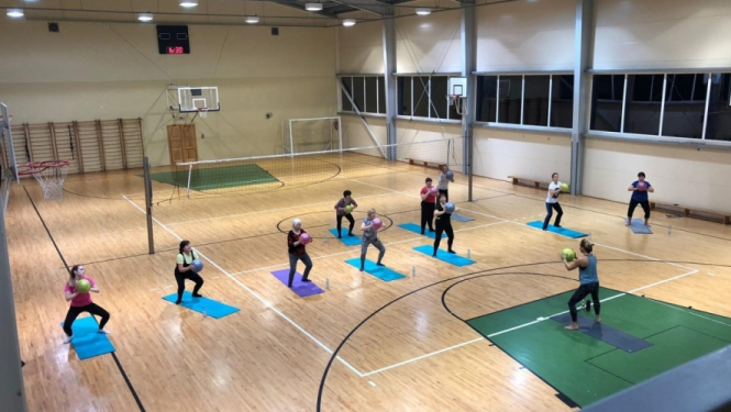 Aicina piedalīties bezmaksas fitnesa nodarbībās kopā ar treneri