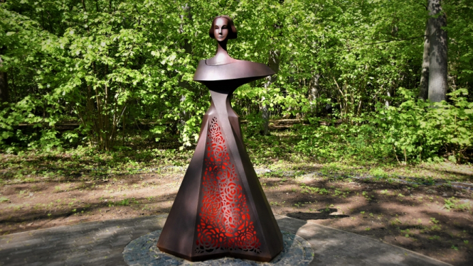 Elejas muižas parkā atklāta skulptūra “Mīlestībai…”